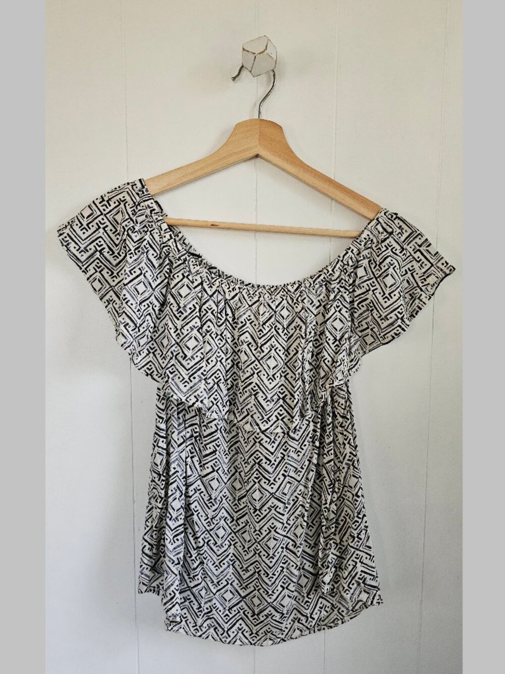 H&M Off-Shoulder Geometric Print Top